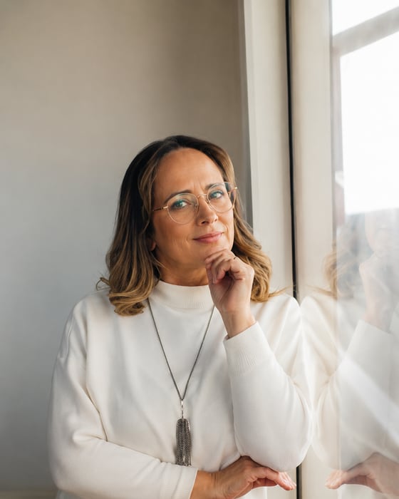 Dra. Cristiane Ramos junto à janela